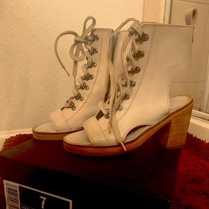 Beautiful laced Vintage Foundry sandals